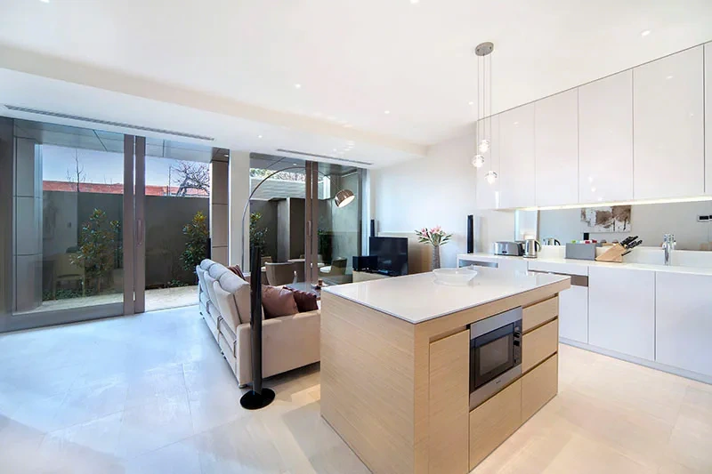 Garden-view open-plan living in Brighton