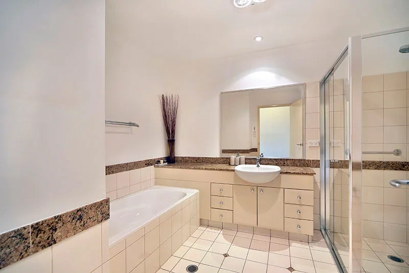 Full-sized luxurious bathroom in the Premium X Residence