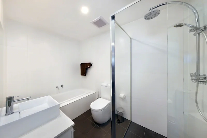 Full-sized bathroom in the Breakfast Point Signature Residence