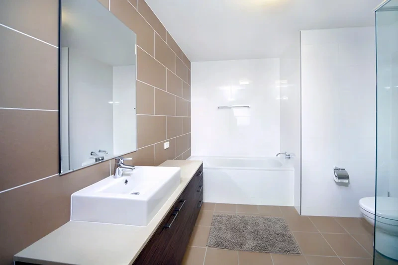 Full-sized luxurious bathroom in the sub-penthouse