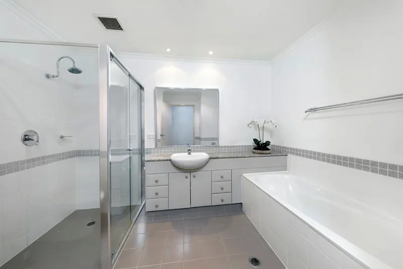 Full-sized luxurious bathroom in the Premium Residence