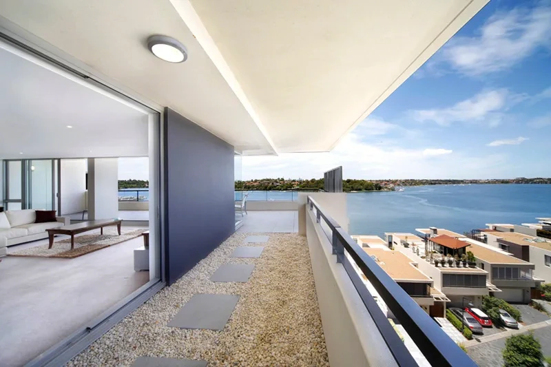 Side terrace with bayside outlook